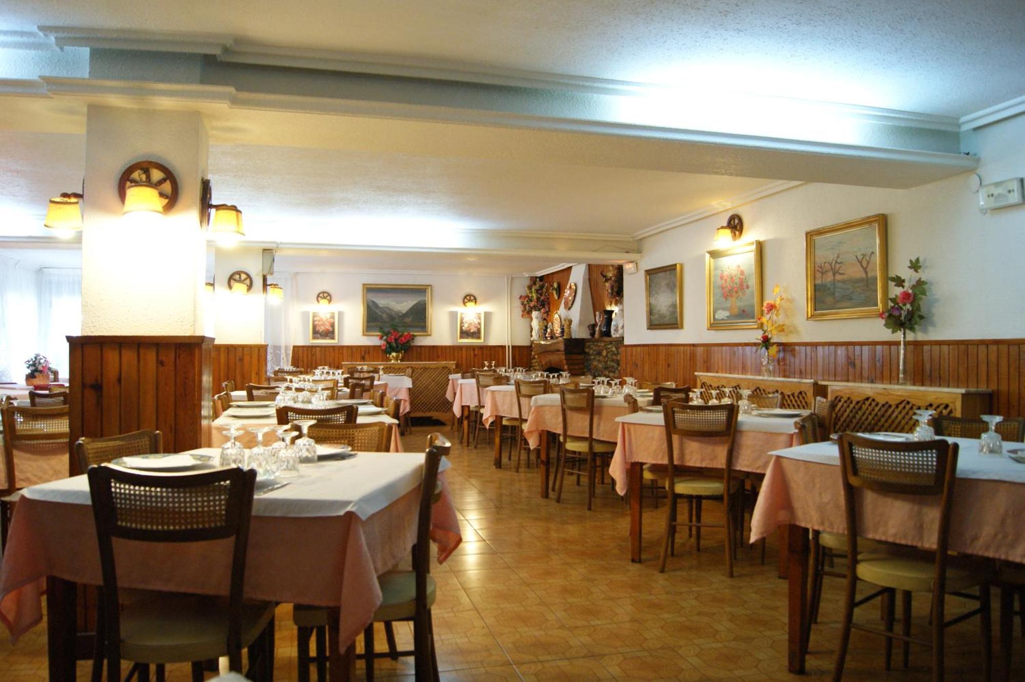 Hostal Pirineos Meliz Bielsa Zewnętrze zdjęcie